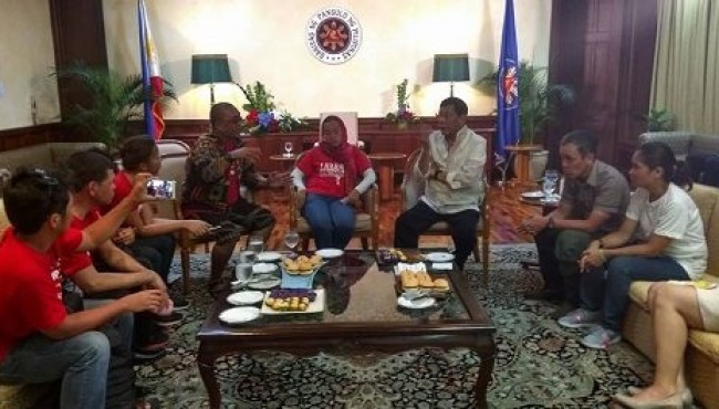 After SONA, President Duterte served snacks to rallyists