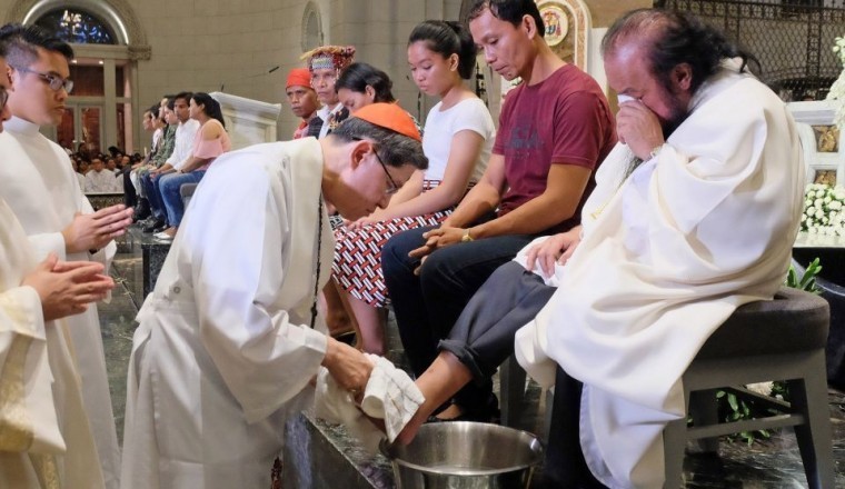 Cardinal Tagle washes feet of migrants, refugees on Holy Thursday