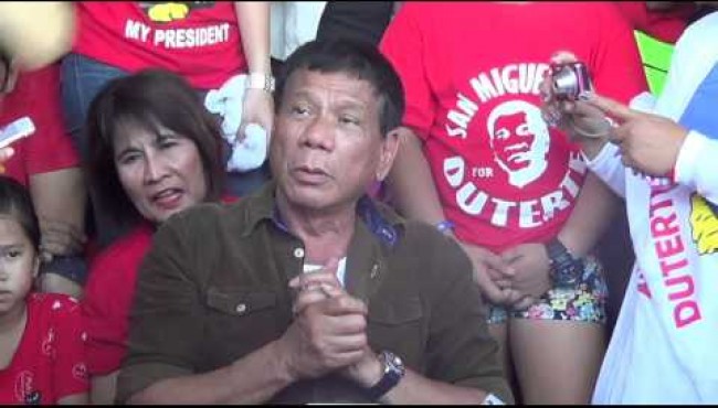 duterte-to-binay-and-others-kneel-down-and-pray_1460577962-b