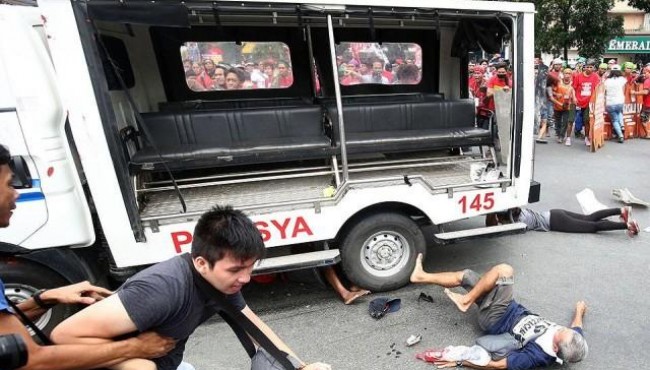 GRAPHIC CONTENT: PNP van rammed protesters outside U.S Embassy