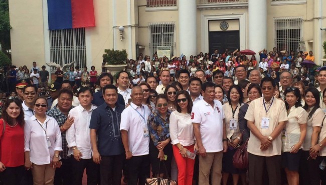 Incoming president-elect Rody Duterte gave his early Christmas gifts to gov’t employees in Davao!