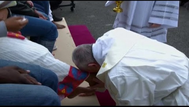 Pope Francis Washes Feet on Holy Thursday