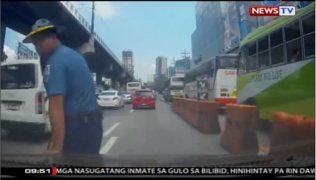 Pulis nanampal ng babaeng motorista