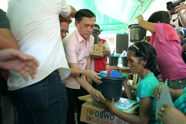 Sec. Bong Go Visits Fire Victims in Parañaque City