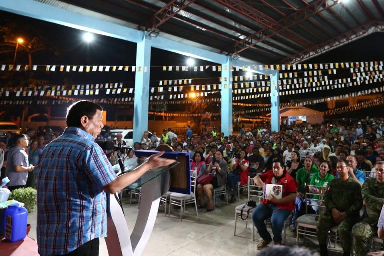 Pres. Duterte Distributes Relief Goods to Fire Victims [IN PHOTOS]