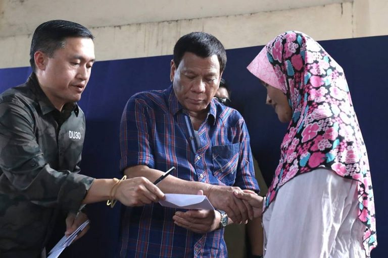 Pres. Duterte Distributes Aid to Fire Victims in Jolo, Sulu [IN PHOTOS]