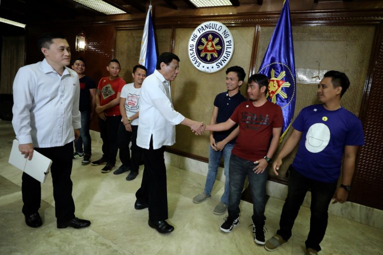 Pres. Duterte Meets With Service Personnel of the Abreeza Ayala Mall of Davao [IN PHOTOS]