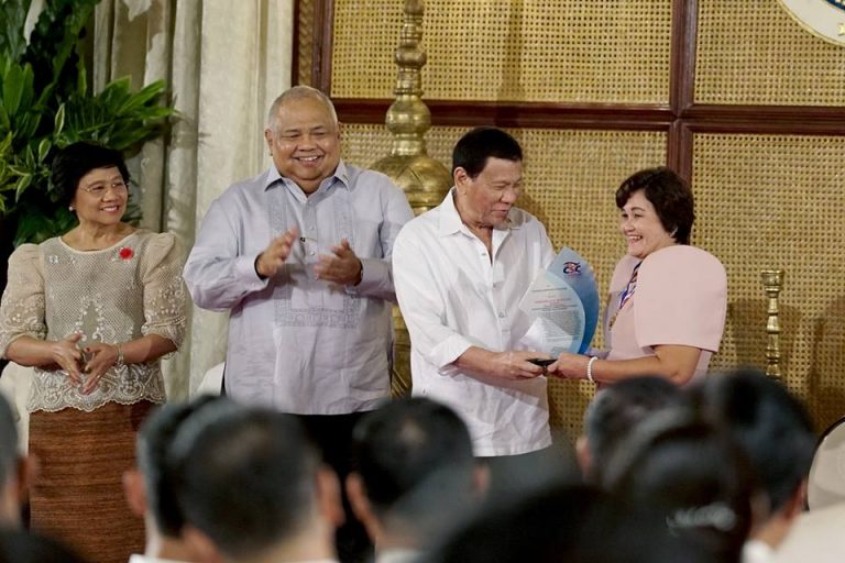 Pres. Duterte Leads Awarding of Outstanding Civil Servants [IN PHOTOS]