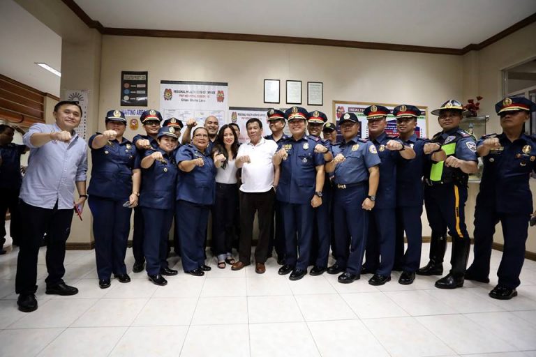 Pres. Duterte Confers Order Of Lapu-Lapu On Wounded Police Office [IN PHOTOS]